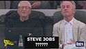 "Ai mondiali c'è anche Steve Jobs sugli spalti"… ma è Bill Gates! Papera clamorosa del Tg1 che riporta in vita il fondatore della Apple morto da 15 anni