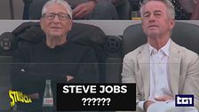 "Ai mondiali c'è anche Steve Jobs sugli spalti"… ma è Bill Gates! Papera clamorosa del Tg1 che riporta in vita il fondatore della Apple morto da 15 anni