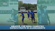 Mbappé, che mira: canestro improvvisato in allenamento