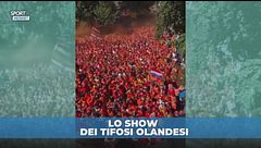 La marea orange dei tifosi olandesi colora i Mondiali: che spettacolo