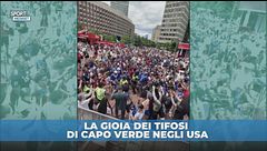 Capo Verde, la festa coinvolge tutti: poliziotti USA ballano con i tifosi