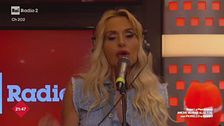 Valeria Marini omaggia Patty Pravo: una performance "mostruosa"