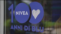 100 Anni di Blu, l'iniziativa che celebra un'icona della bellezza