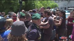 Anarchici, perquisito il centro sociale 'Bencivenga' a Roma. Gli attivisti inneggiano a Cospito