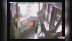Bologna, bus arriva "lungo" alla fermata e passeggero morde l'autista | Video