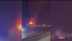 Texas, aereo precipita sull'autostrada e prende fuoco: un morto