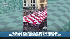 Tifosi Croazia portano una bandiera chilometrica per le vie di Dallas