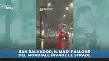 San Salvador, maxi pallone del mondiale invade le strade