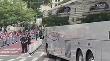 Delirio a NY, Jeremy Sochan mostra il trofeo prima della parata della vittoria