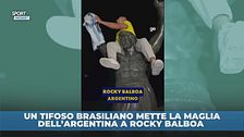 Un tifoso brasiliano mette la maglia dell'Argentina alla statua di Rocky