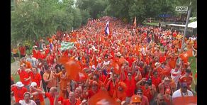 Olanda: marea arancione a Houston, pullmino d'epoca compreso