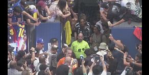 Ronaldinho in campo per una esibizione a New York: è subito show