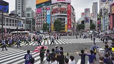 L'esultanza dei tifosi giapponesi radunatisi al mitico incrocio di Shibuya: festa sì, ma solo con il semaforo verde