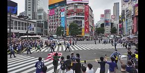 L'esultanza dei tifosi giapponesi radunatisi al mitico incrocio di Shibuya: festa sì, ma solo con il semaforo verde