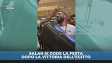 Salah si gode la festa dopo la vittoria dell'Egitto