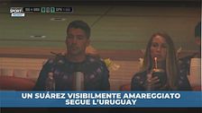 Un Suárez visibilmente amareggiato segue l'Uruguay