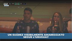 Un Suárez visibilmente amareggiato segue l'Uruguay