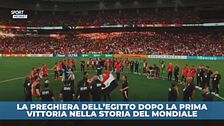 La preghiera dell'Egitto dopo la prima vittoria nella storia del Mondiale