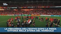 La preghiera dell'Egitto dopo la prima vittoria nella storia del Mondiale