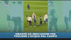 Mbappé dà indicazioni per togliere l'acqua dal campo