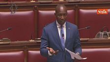 Scontro alla Camera dei Deputati, Soumahoro non viene inquadrato e litiga con Rampelli: "Lei cerca l'inquadratura, non siamo al cinema"