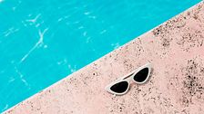 I must-have di bellezza da avere con sé per una giornata a bordo piscina