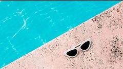I must-have di bellezza da avere con sé per una giornata a bordo piscina