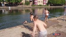 Londra si tuffa nel Tamigi per sfuggire al caldo