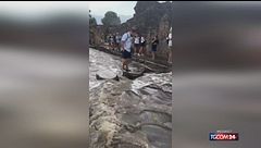 Pioggia a Pompei, in funzione gli antichi passaggi pedonali romani