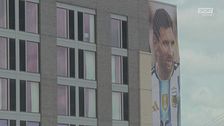 Messi, compleanno con i tifosi: che festa fuori dall'hotel!