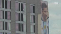 Messi, compleanno con i tifosi: che festa fuori dall'hotel!