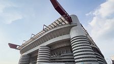 San Siro, al via la demolizione: abbattuta la mitica biglietteria Sud