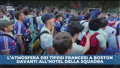 L'atmosfera dei tifosi francesi a Boston, davanti all'hotel della squadra