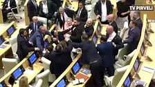 Botte da orbi al Parlamento georgiano: rissa tra deputati di maggioranza e opposizione
