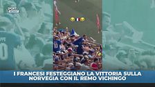 I tifosi francesi mimano il remo vichingo