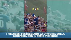 I tifosi francesi mimano il remo vichingo