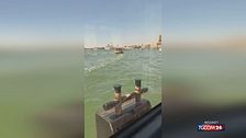 Venezia, surfa sul tetto del vaporetto: turista denunciato | Il sindaco: "Feriti da questa bravata, vergogna"
