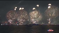 I fuochi d'artificio illuminano i cieli di New York per celebrare il 250esimo anniversario degli Stati Uniti