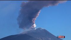 Catania, l'Etna in eruzione: la colonna di fumo alta 1,5 km