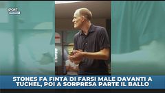 Stones fa finta di farsi male davanti a Tuchel, poi a sorpresa parte il ballo