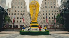 Una mega Coppa del Mondo (di Lego) spunta a Rockfeller Plaza