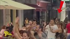 Cantano "Bella Ciao" in strada davanti a Vannacci che accenna un saluto romano, la moglie risponde con il dito medio