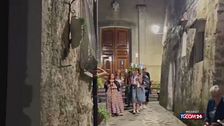 La processione diventa digitale, gli smartphone al posto dei lumini