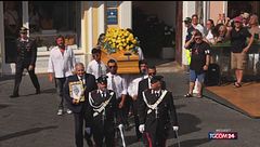 Addio a Peppino di Capri, l'ingresso nel feretro nella chiesa