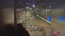 Cina, piogge torrenziali a Kuancheng: le auto vengono trascinate via dalla piena