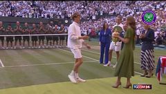 Wimbledon, la principessa Kate ruba la scena: in verde oliva per la consegna del trofeo