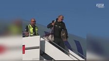 Haaland scende dall'aereo con un procione: il regalo dai Mondiali