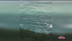 Usa, uomo nuota tra le onde delle cascate del Niagara