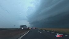 Imponente "shelf cloud" sull'A13: il muro di nubi annuncia il nubifragio