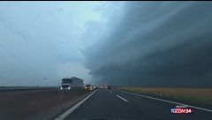 Imponente "shelf cloud" sull'A13: il muro di nubi annuncia il nubifragio
